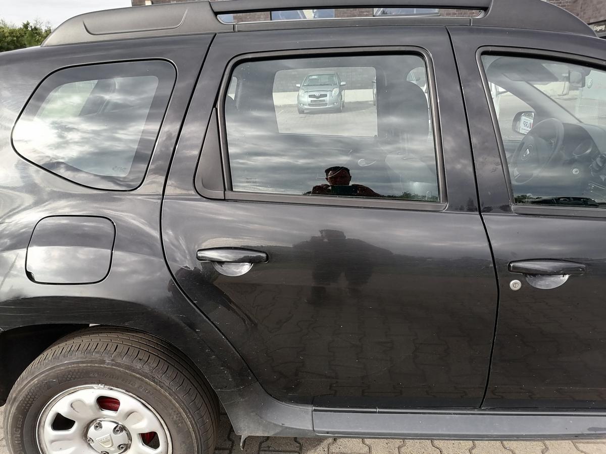 Dacia Duster original T&uuml;r hinten rechts NV676 Schwarz Bj.2011